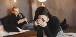 frau auf bett mit liebeskummer