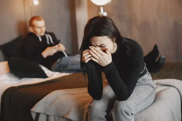 frau auf bett mit liebeskummer