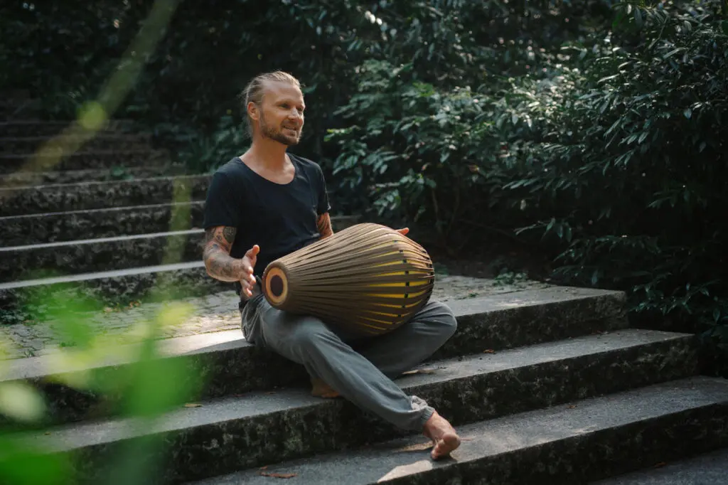 Tobias Holzinger spielt Tabla