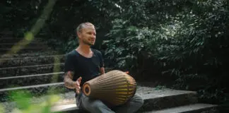 Tobias Holzinger spielt Tabla