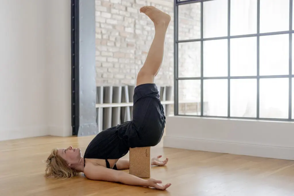 steffi grube viparita karani yogahaltung