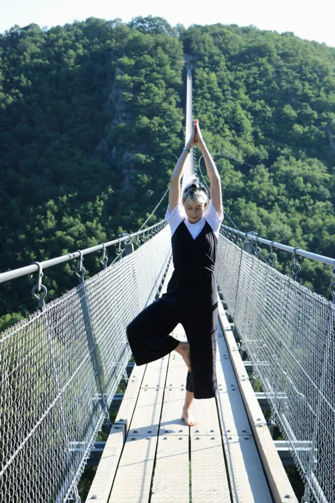 Yoga Asana Baum auf Brücke