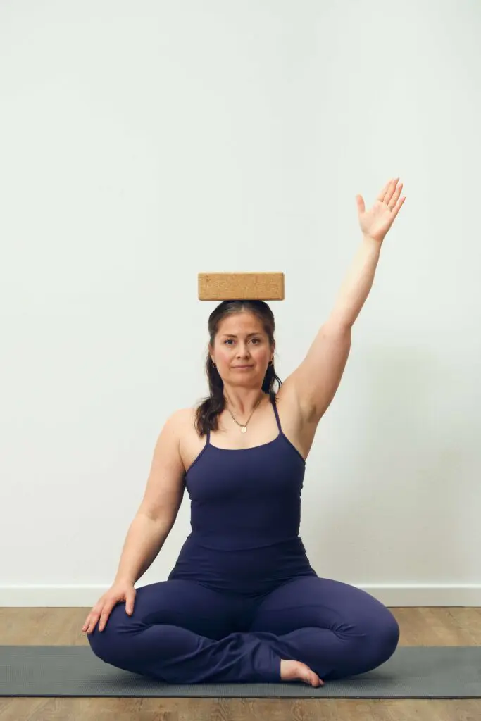 Yoga bei Skoliose, Gül Ruijter, Balance mit Block