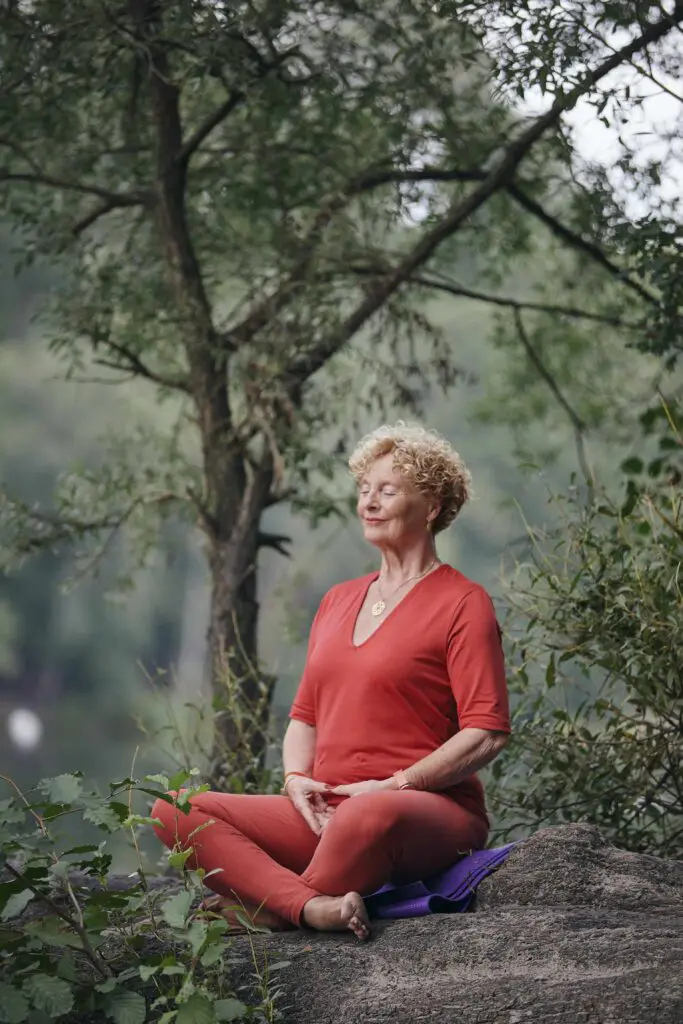 Anna Trökes, Yogalehrerin, Meditation, Wald, Fotocredit: Nela König