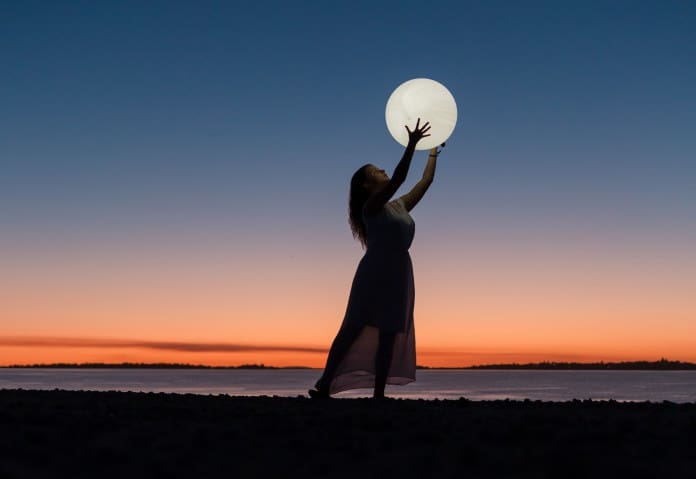 woman-holding-a-moon-3622517 (2) Mond halten Frau Strand Sonnenuntergang Dämmerung