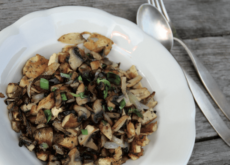 Oliven-Tofu-Crunchy mit Egerlingen und Frühlingszwiebeln