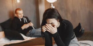 frau auf bett mit liebeskummer