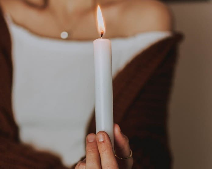 weiße Kerze Hand Maya Illusion