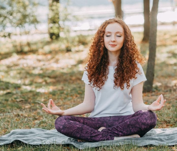 Yin Yoga Meditation draußen Frau