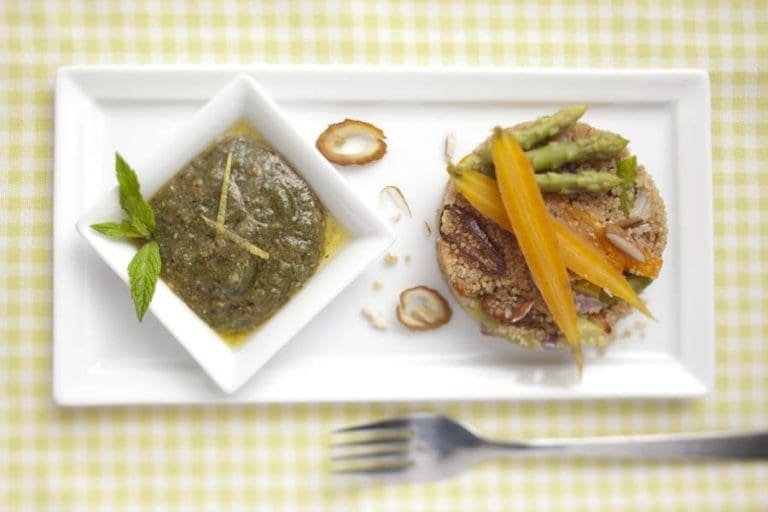 Frühlingscouscous mit Haselnuss-Minzpesto