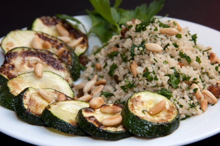 Ayurvedisches Rezept für den Sommer: Kräuter-Couscous mit Zucchini