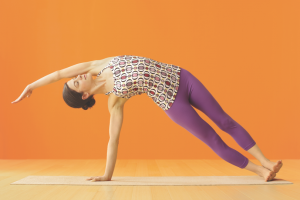 In dieser Haltung üben Sie das stabile Balancieren auf einem Arm und öffnen die Flanke, behalten aber noch beide Füße auf dem Boden.