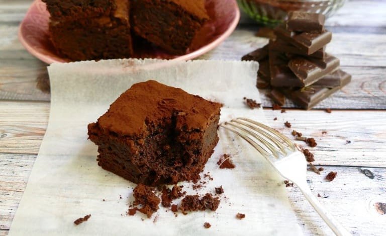 Veganer Schokokuchen mit Rote Bete und Avocado
