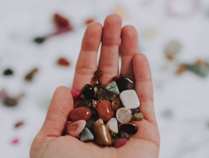 person-holding-assorted-pebbles-3563631 (2) Edelsteine Hand gemischt bunt
