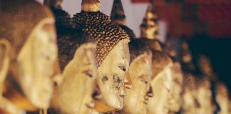 Goldene Buddha Statuen in einer Reihe; Bild: Alexandre Chambon