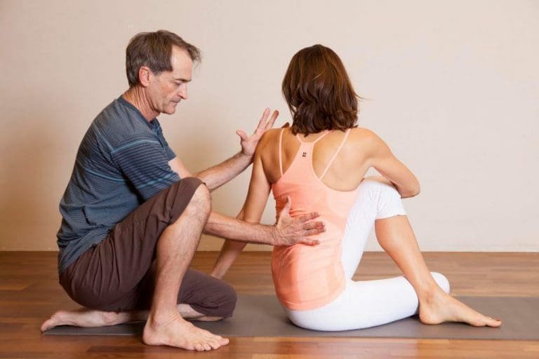 Die Kunst der Hilfestellung im Yoga: Mark Stephens über helfende Hände