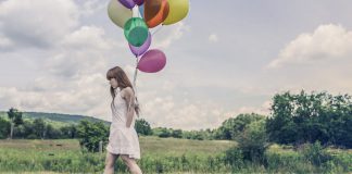 Frau mit Lufballons _ unsplash
