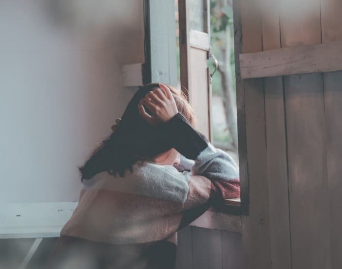 Kopf Fenster Frau Gedanken