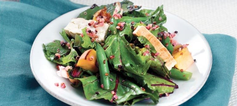 Gegrillte Pfirsiche mit Rote-Bete-Blättern und pinkem Dressing