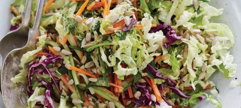 Sommerlicher Orangen-Krautsalat mit Sonnenblumenkernen