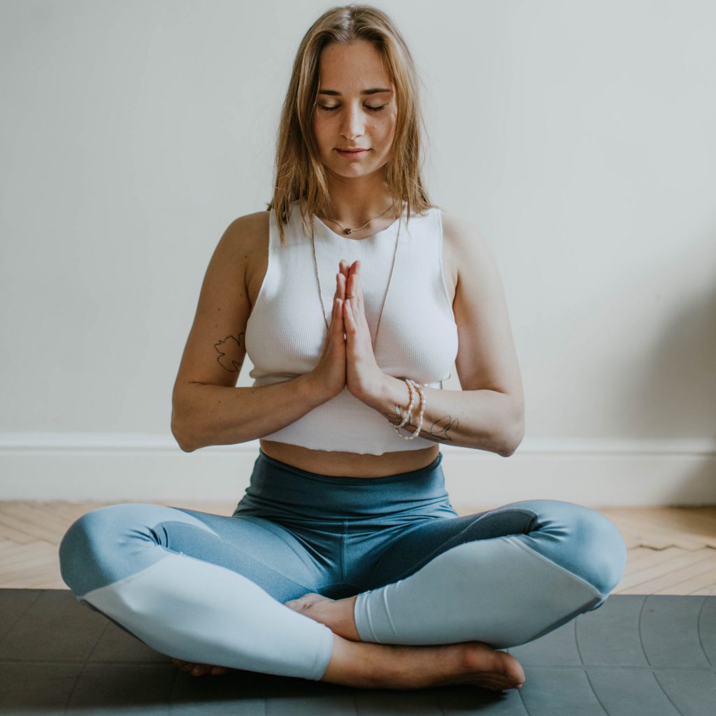 Meditation Namaste Frau Yogaworld