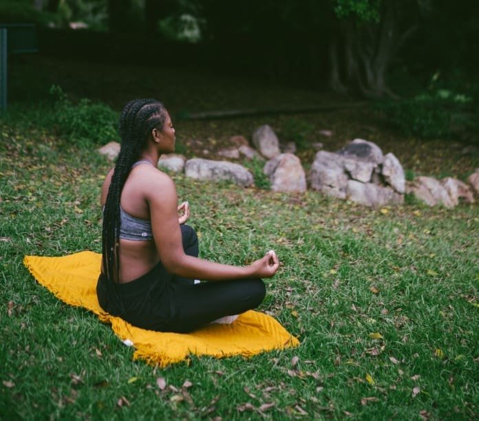 Frau machr draußen Meditation