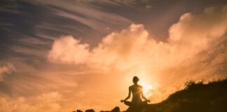 Meditation vor einem Sonnenuntergang