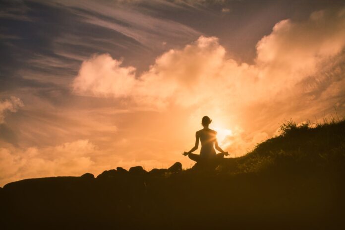 Meditation vor einem Sonnenuntergang