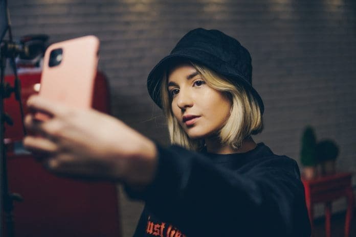 Bestätigung Selfie Frau