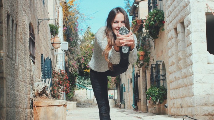 Für Sara geht Yoga geht weit über den Mattenrand hinaus – Bild via saraticha.com Für Sara geht Yoga geht weit über den Mattenrand hinaus – Bild via saraticha.com