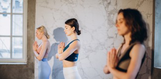 Frauen Namaste Yoga Yogaworld