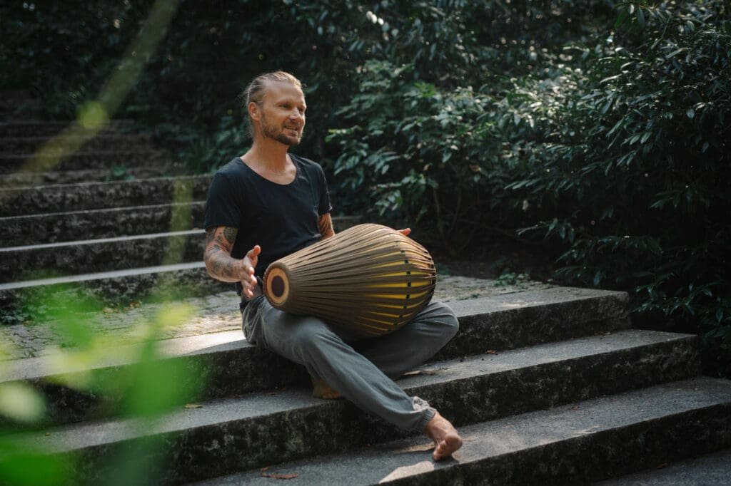 Tobias Holzinger spielt Tabla