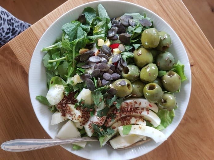 Green feminine Salad