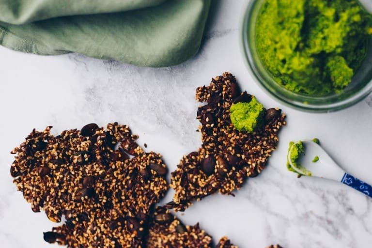 Glutenfrei und vegan: Knusprige Samen-Cracker mit Erbsen-Pistazien-Minz-Dip