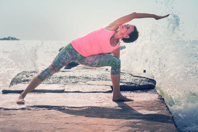 DER GESTRECKTE SEITLICHE WINKEL UTTHITA PARSHVAKONASANA