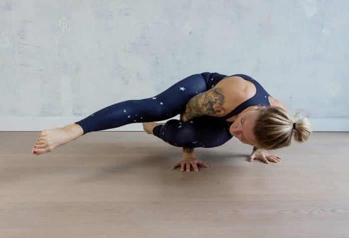 Ashtavakrasana Jelena Lieberberg