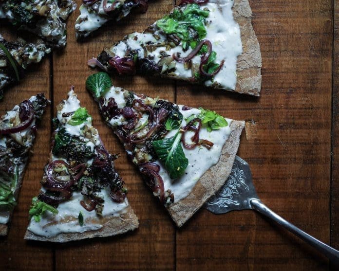 Flora Fink Regionalpizza grün-weiß