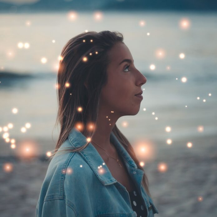 imagination-c-felipe-moutinho-via-pexels imagination symbolbild frau am strand mit funken