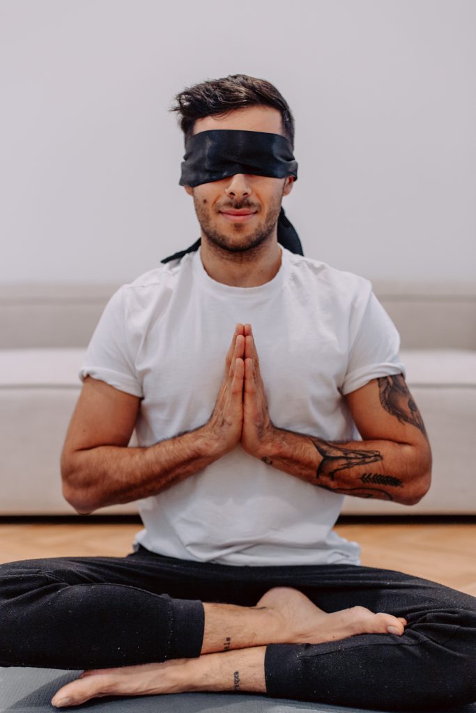 Yogalehrer Marcel Clementi teilt mit dir seine Blindfold-Yogapraxis