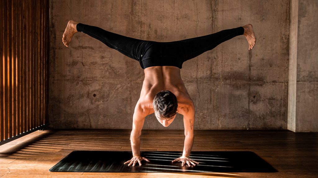 IKARUS: Die Yoga-Marke für den Mann I