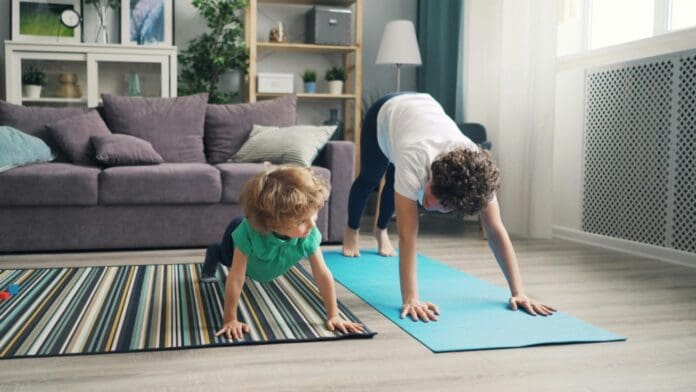 Mutter und Kind üben Yoga