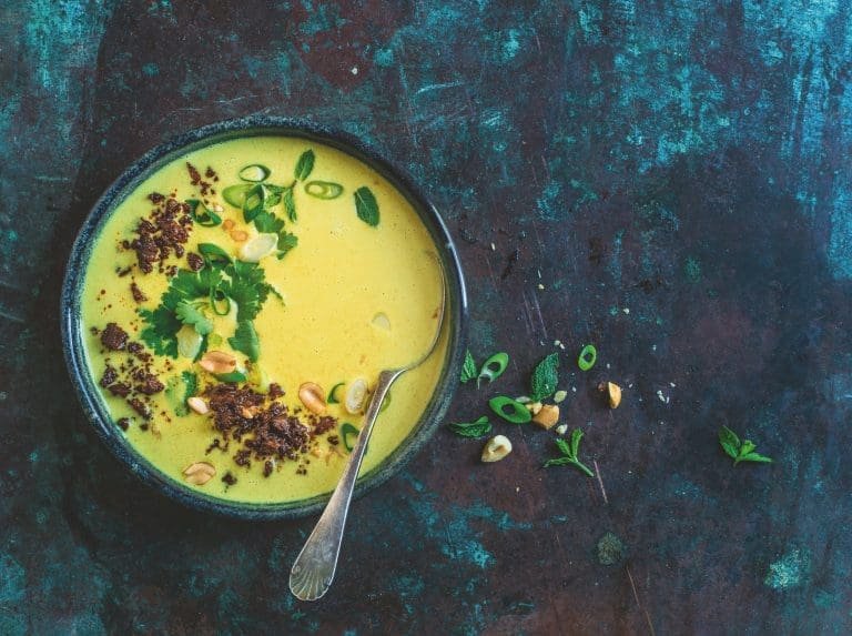 Soulfood vegan von Katharina Küllmer: Thai-Erdnuss-Kokos-Suppe