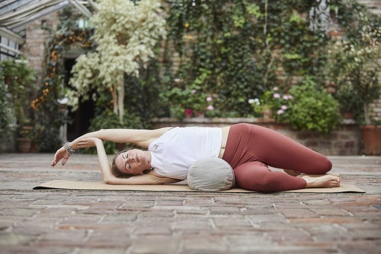 Yin-Yoga-Sequenz für mehr Selbstliebe von Helga Baumgartner