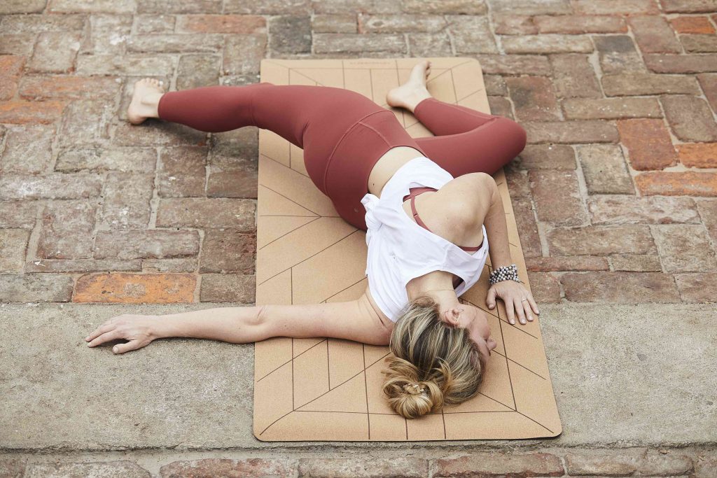 Yin-Yoga-Sequenz für mehr Selbstliebe von Helga Baumgartner