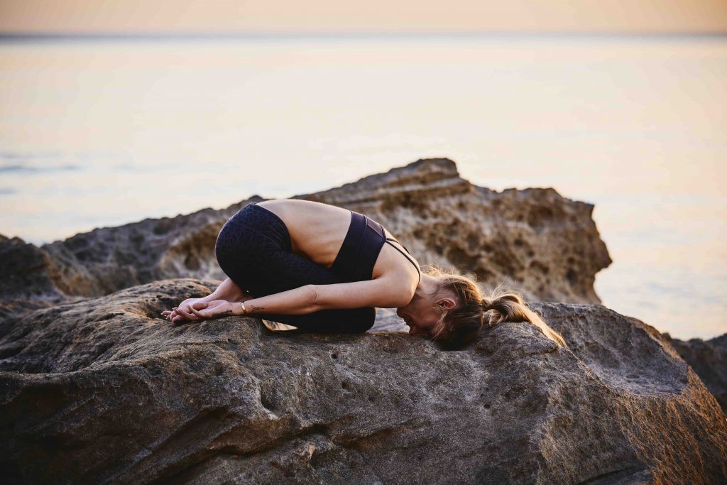Rebekka Weber Yoga balasana haltung des kindes childs pose