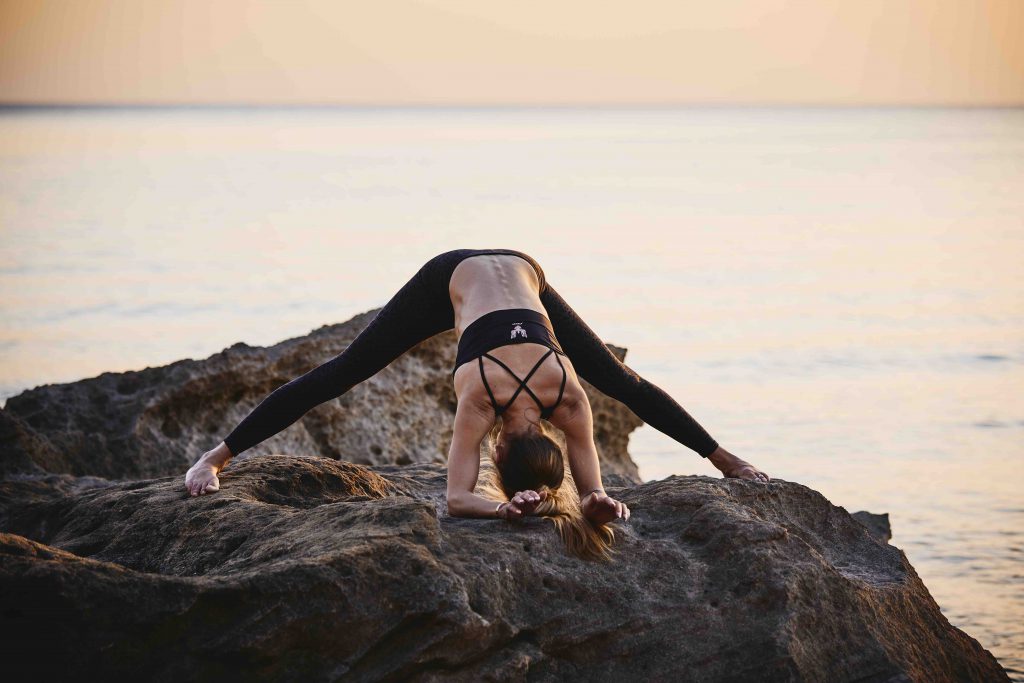 Rebekka Weber Yoga vorbeuge grätsche prasarita padottanasana