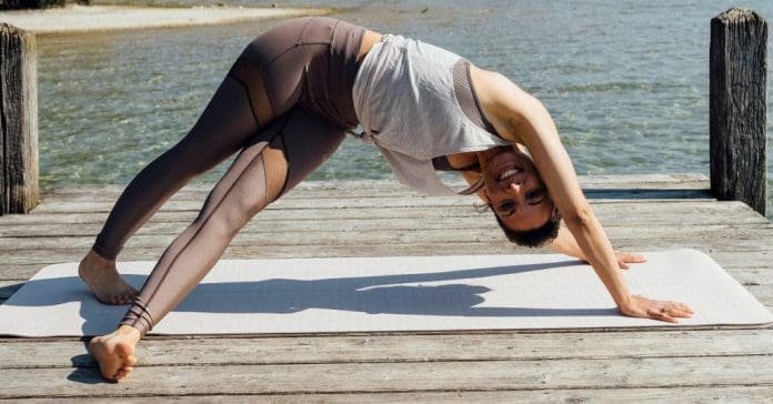 amiena zylla faszienyoga der verdrehte hund