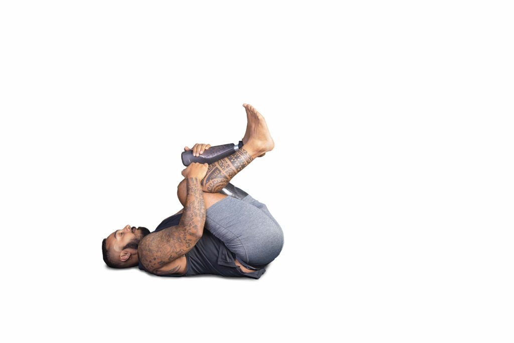 Yoga mit Beinprothese Apanasana Steven Medeiros 