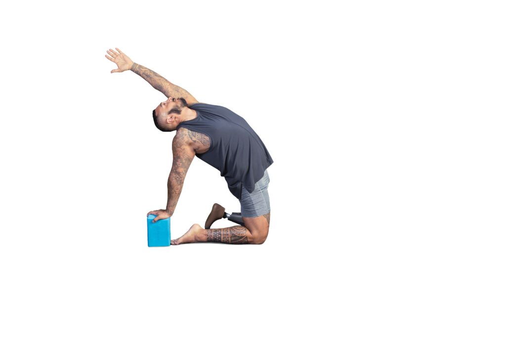 Yoga mit Beinprothese Ushtrasana Steven Medeiros 