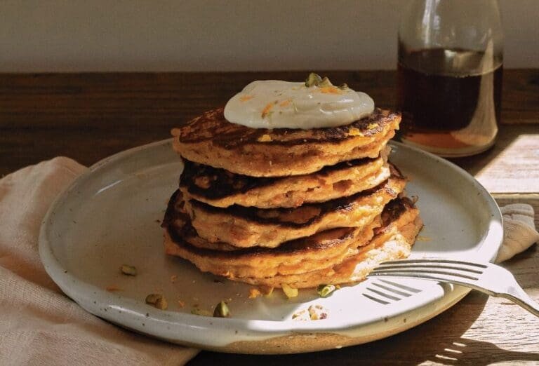 Ayurvedisches Rezept: Rüblitorte-Pfannkuchen mit Labné-Guss